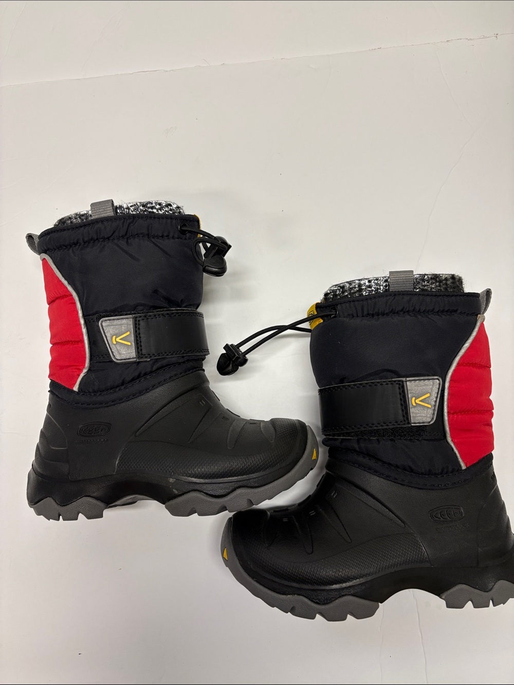 KEEN kids snow boot waterproof with velcro sz 10